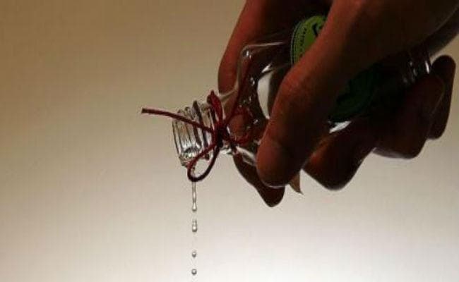 पानबाड़ी : मछलियों को मारने के लिए नदी में डाला जहर