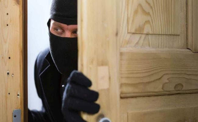 विदेश जाने को बुआ के घर की लूटपाट