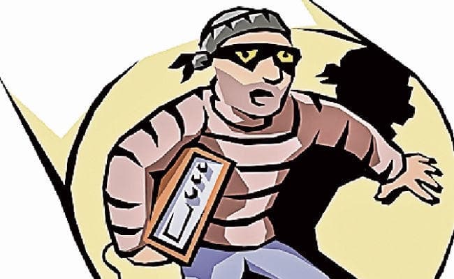 बैंकों के काउंटर से ही साथ लग जाते हैं रुपये छीनने वाले लुटेरे