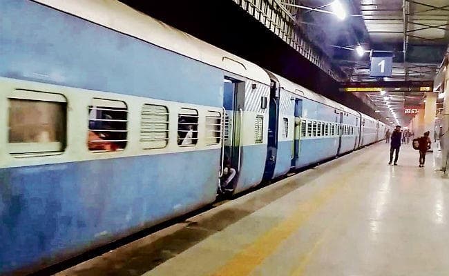 अहमदाबाद जाने वाली तीन जोड़ी ट्रेनों का बदला रूट