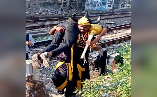 मुंबई: जागरूकता लाने का दिलचस्प तरीका, पैदल ही रेल की पटरी पार करने वालों को उठा कर ले जाते दिखे यमराज!