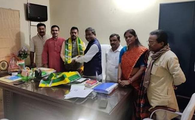 लोजपा के प्रभारी वीरेंद्र कुशवाहा झाविमो में शामिल, रांची में बाबूलाल मरांडी ने दिलायी पार्टी की सदस्यता