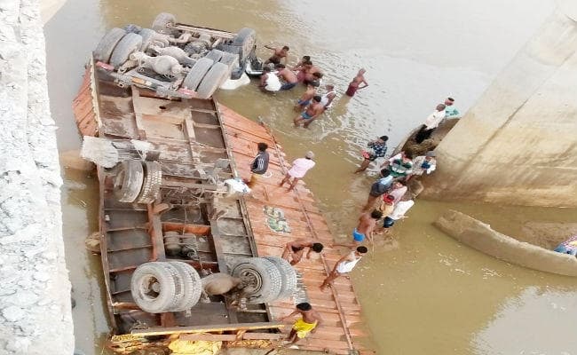 औरंगाबाद : सोन नदी में गिरा ट्रक, चालक और खलासी की मौत