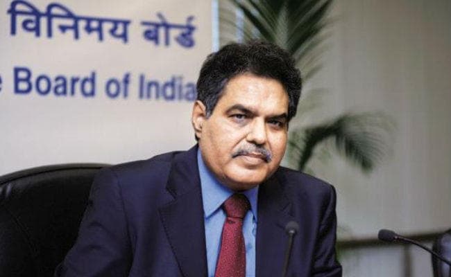 सेबी प्रमुख ने नंदन नीलेकणी पर कसा तंज, कहा-इन्फोसिस मामले की चल रही है जांच