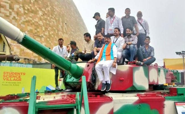 विजयवर्गीय ने की ‘अर्जुन टैंक’ की सवारी, कहा- मोदी की वजह से भारतीय वैज्ञानिकों का मान बढ़ा