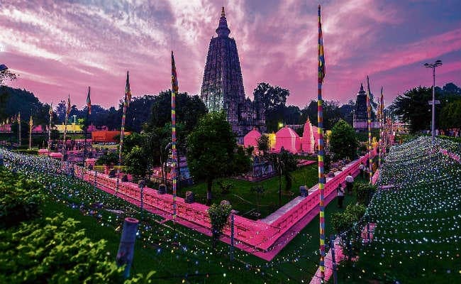गया : श्रीलंका बौद्ध मठ में महापरित्राण पाठ शुरू, आज होगा चीवरदान