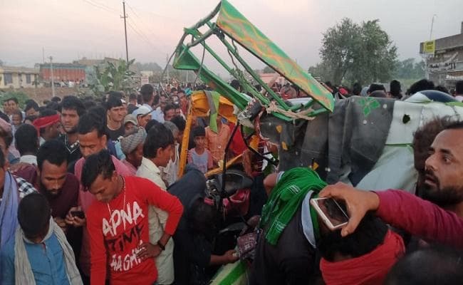 बेतिया : स्कार्पियो-टेंपो की टक्कर में एक ही परिवार के पांच समेत 7 की मौत, एक गंभीर