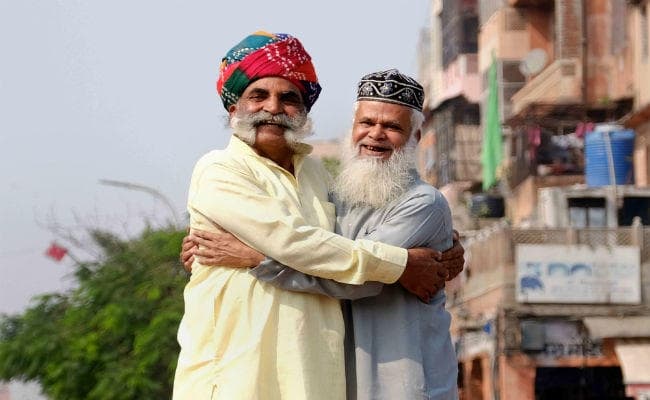 अयोध्या फैसले के बाद में मुसलमानों और हिंदुओं ने एक-दूसरे को मिठाई खिलायी