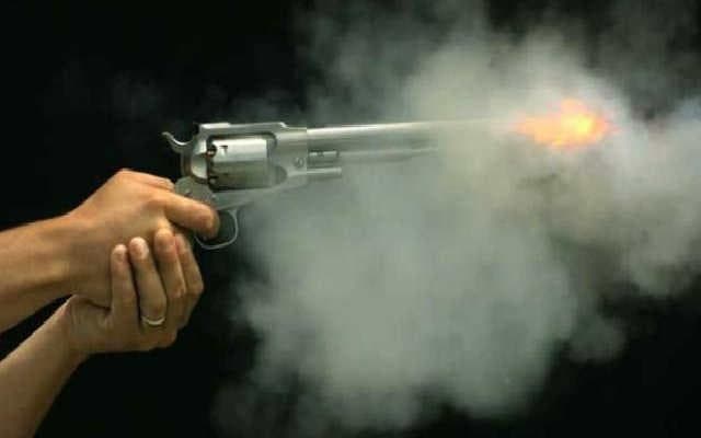 मिठनपुरा व गन्नीपुर में दो महिलाओं से चेन छीनी, विरोध करने पर की फायरिंग