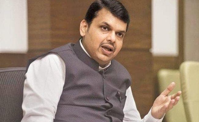 महाराष्ट्र: भाजपा को सरकार बनाने का निमंत्रण, कांग्रेस विधायक राजस्थान में, शिवसेना ने कहा...