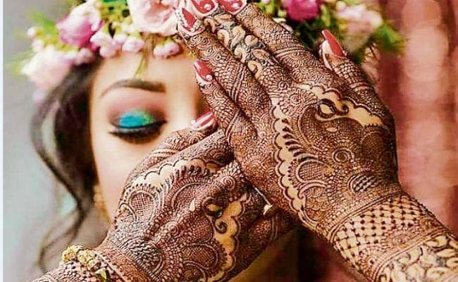 शादी सीजन : हिट ट्रेंडी मेहंदी स्टाइल, आप भी लेटेस्ट डिजाइन से खुद को बनाएं खूबसूरत