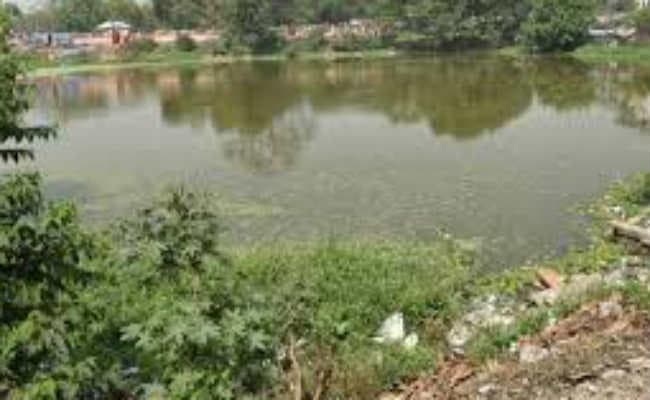 अदालतगंज तालाब का 50 % काम अब भी अधूरा