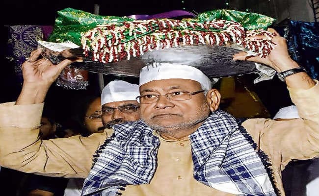 चादरपोशी कर सीएम ने मांगी अमन की दुआ