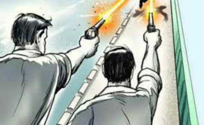 बालू उठाव को लेकर दो पक्ष भिड़े, हुई फायरिंग