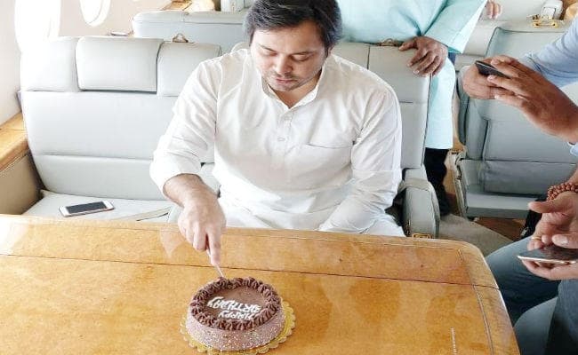 तेजस्वी का चार्टर प्लेन में जन्मदिन मनाने की तस्वीर वायरल, बीजेपी-जेडीयू नेताओं ने कसा तंज, कहा...