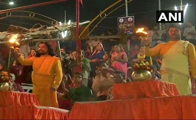 अयोध्या विवाद के फैसले के बाद सामान्य हो रही स्थिति, मंदिरों  पूजा-अर्चना के लिए आये लोग