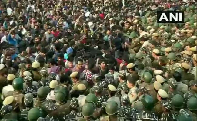 JNU में एक तरफ दीक्षांत समारोह तो दूसरी ओर बवाल, छात्रों और पुलिस में झड़प, देखें वीडियो