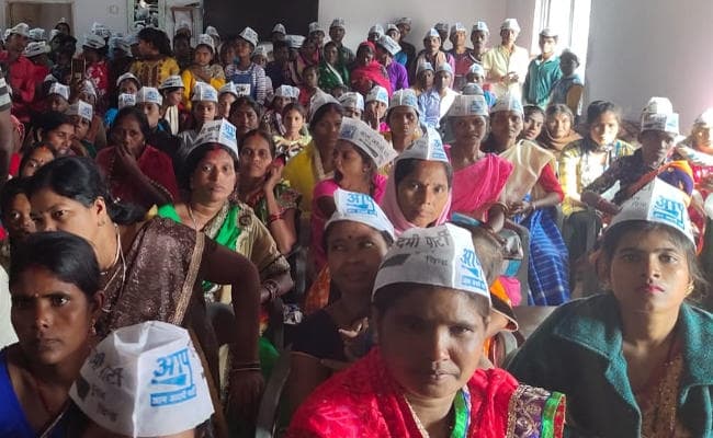 बाबूलाल मरांडी के पार्टी कार्यालय में आम आदमी पार्टी की टोपियां...