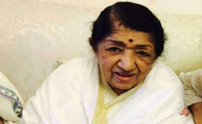 Lata Mangeshkar Hospitalised: लता मंगेशकर आईसीयू में, स्थिति में हो रहा सुधार