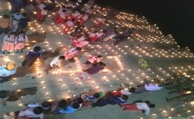 5001 मिट्टी की दीप से जगमगा उठा किंजर पुनपुन नदी सूर्य मंदिर घाट