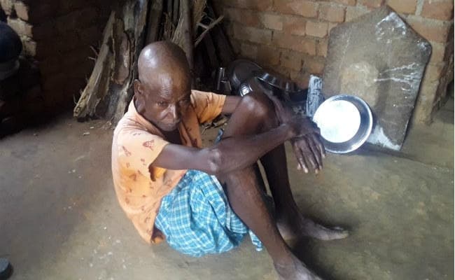 गुमला : भुखमरी में जी रहे वृद्ध दंपती, वृद्ध चमन ने कहा- मदद नहीं मिलेगी तो भूखे मर जायेंगे