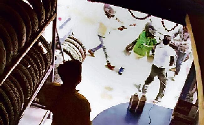 बेतिया में व्यवसायी के कर्मी को गोली मार 15 लाख लूटे