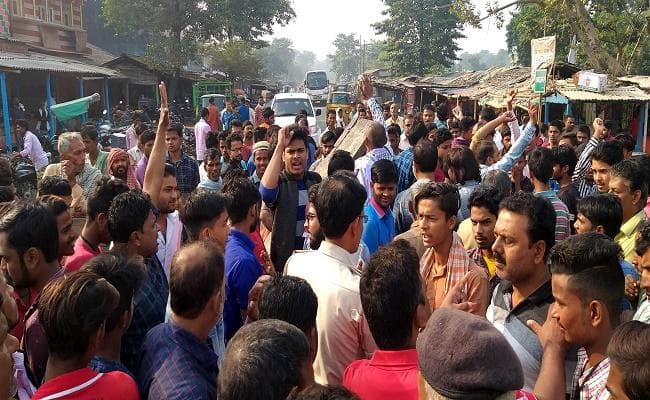 फेसबुक पर विवादित पोस्ट डालने से भड़के ग्रामीणों ने सड़क जाम कर किया प्रदर्शन, एक गिरफ्तार