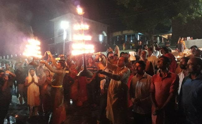 कार्तिक पूर्णिमा : देव दीपावली पर हुई गंगा आरती, गंगा घाट को 1101 दीप से सजाया गया