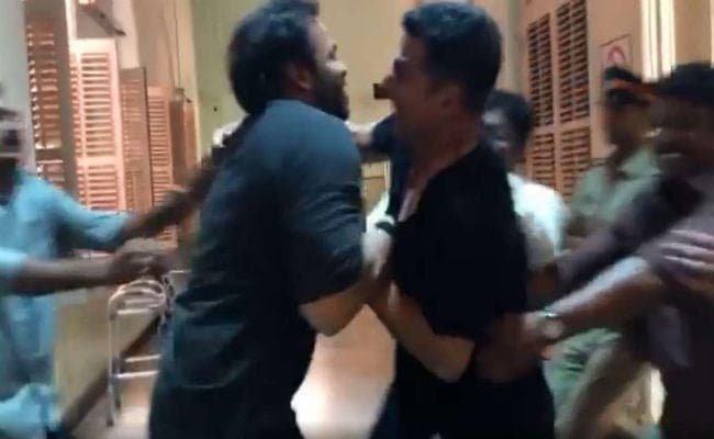 VIDEO: अक्षय कुमार और रोहित शेट्टी में हुई हाथापाई, बुलानी पड़ी पुलिस