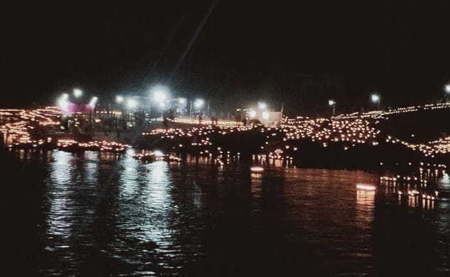 गुमला : देव दीपावली में 21 हजार दीपों से जगमग हुआ कोयल नदी तट