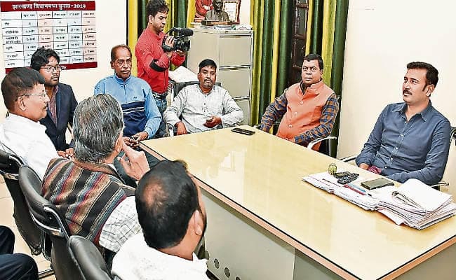 झारखंड विस चुनाव : बागियों की नजरें आजसू की ओर, नाप-तौल कर शामिल करा रही है पार्टी, आज शामिल होंगे अकील अख्तर