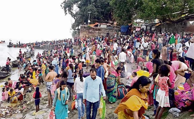 पटना : कार्तिक पूर्णिमा पर लाखों श्रद्धालुओं ने किया गंगा स्नान