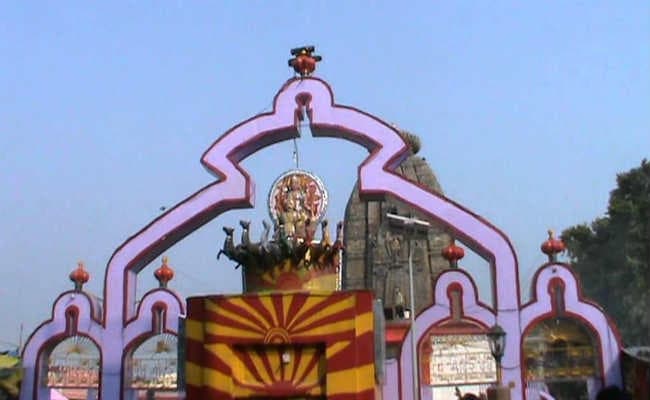 रेलवे स्टेशन को दिया जा रहा देव सूर्य मंदिर व छठ का लुक