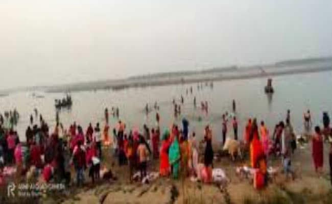 कार्तिक पूर्णिमा पर श्रद्धालुओं ने लगायी आस्था की डुबकी