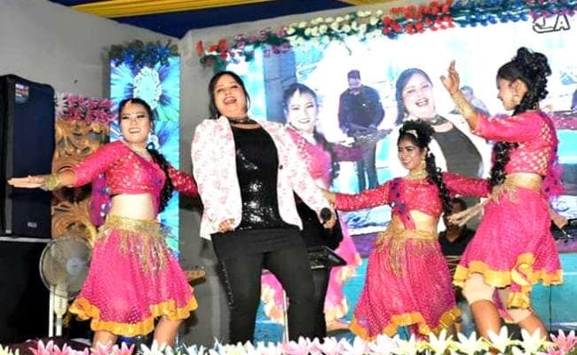 भोजपुरी गायिका देवी के कार्यक्रम को प्रशासन ने बीच में ही कराया बंद, ...जानें क्या है मामला?