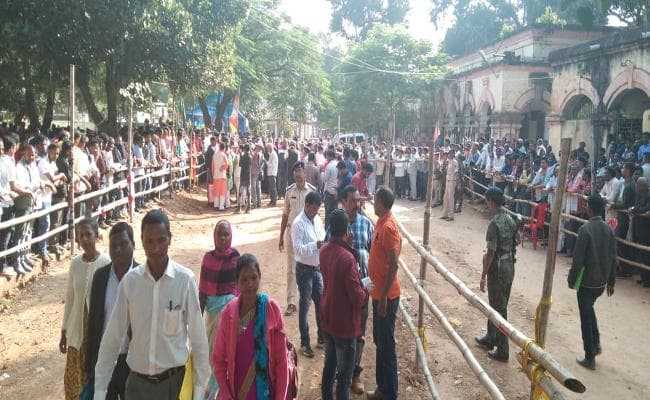 गुमला व बिशुनपुर से 18 उम्मीदवारों ने पर्चा भरा, भाजपा व झामुमो के उम्मीदवार जुलूस लेकर पहुंचे नामांकन करने