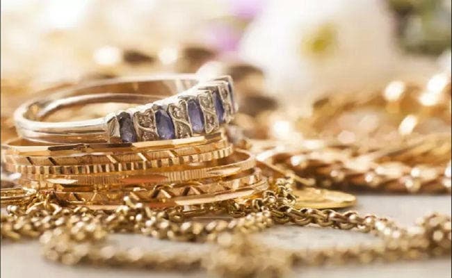 शादी-ब्याह के मौसम में मांग बढ़ने से सोने की चमक बढ़ी, कीमत 225 रुपये चढ़कर 38715 रुपये प्रति 10 ग्राम