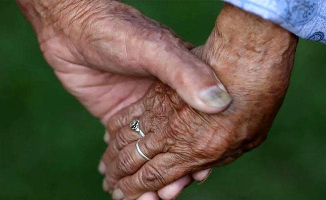 OMG! 100 से ज्यादा थी उम्र, 75 साल साथ रहे, एक घंटे के भीतर हुई पति-पत्नी की मौत