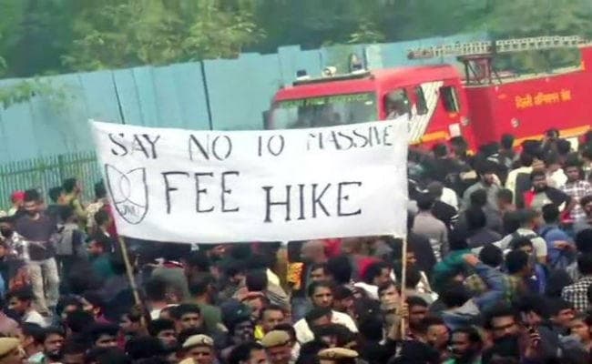 JNU: छात्रों के विरोध के आगे झुकी सरकार, कम कर दी बढ़ी हुई फीस