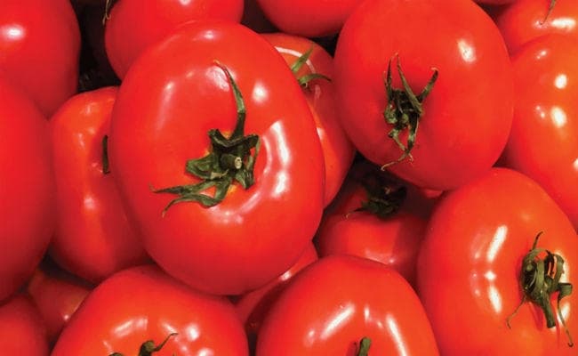 OMG! पाकिस्तान में 300 रुपये किलो रहा टमाटर, महंगी पड़ी भारत से दुश्मनी