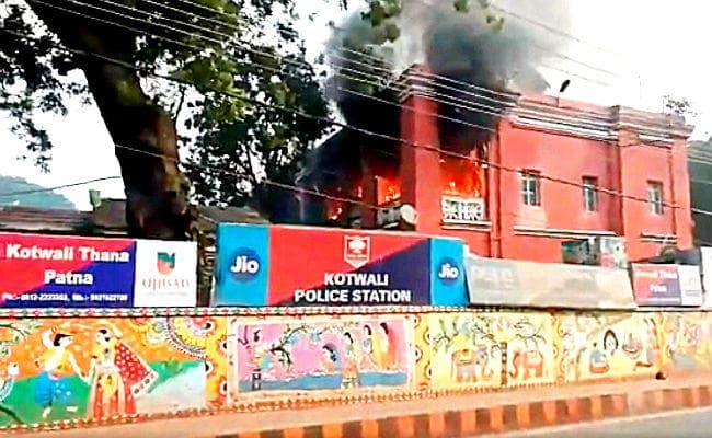 बिहार : पटना के कोतवाली थाने में लगी भीषण आग, जल कर खाक हुए कागजात