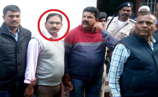 बिहार : पटना निवासी नरकटियागंज के कार्यपालक पदाधिकारी 50 हजार रुपये घूस लेते गिरफ्तार