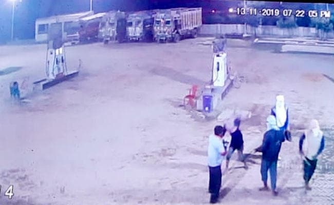 मधेपुरा के पेट्रोल पंप से नकाबपोश डकैतों ने की लाखों की लूट, सीसीटीवी में कैद हुई वारदात