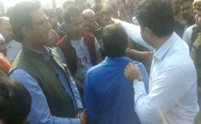 यूपीः अमेठी के DM  को कथित अभद्रता का वीडियो वायरल होने के बाद हटाया गया