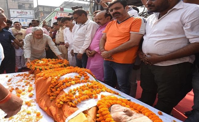 भाई का आरोप, एंबुलेंस नहीं मिलने की वजह से बड़ी देर तक स्ट्रेचर पर पड़ा रहा महान गणितज्ञ का पार्थिव शरीर