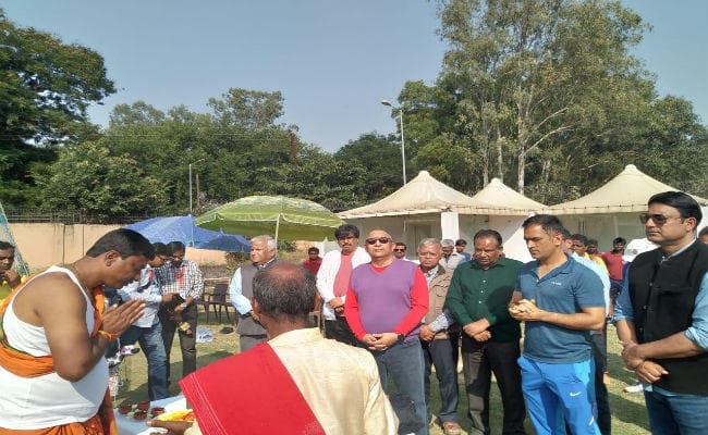 धौनी ने JSCA स्टेडियम में 11 नये विकेटों का किया उद्घाटन, जानें क्या है खास