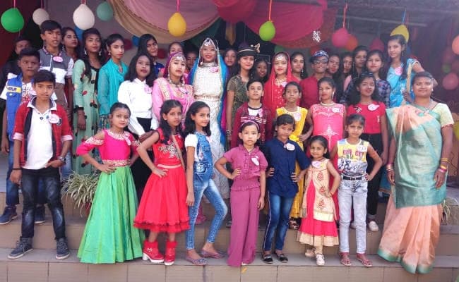 संत गैब्रिएल स्‍कूल में मना ”बाल दिवस”, बच्‍चों को दिये गये उपहार