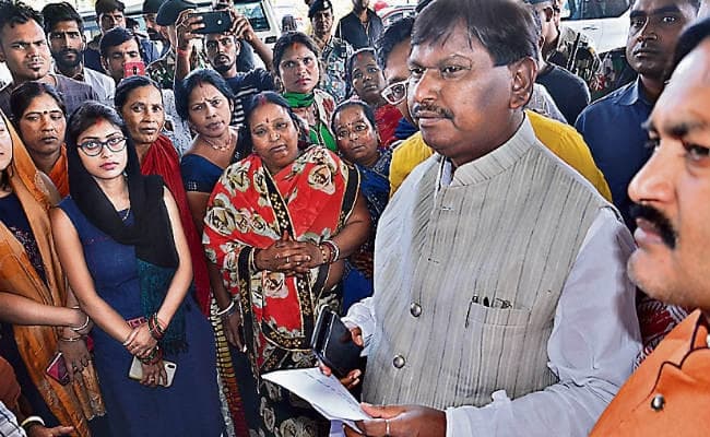 रांची : नेपाल में फंसे युवाओं के परिजनों ने अर्जुन मुंडा से की मुलाकात