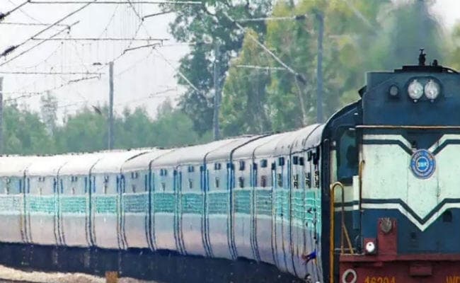 बरवाडीह-चोपन लिंक एक्सप्रेस 18 तक रद्द, 1.20 घंटे विलंब से रवाना हुई राजधानी