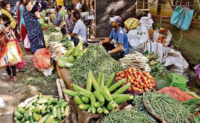 थाल से सब्जियां गायब! लग रहा है पाव का भाव, मुर्गा से महंगा मिल रहा धनिया पत्ता